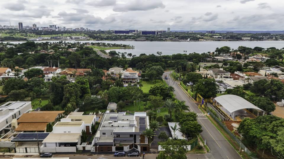 SHIS QI 11 - Casa de Alto Padrão na QI 11 – Sobrado de Esquina com Arquitetura Exclusiva