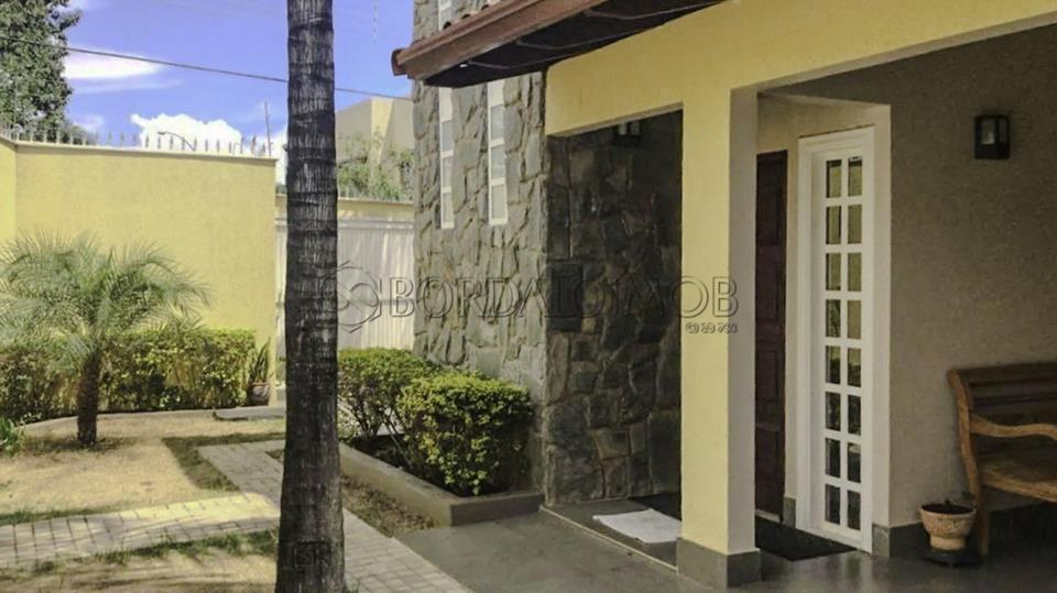 Quadra C - Casa com 02 pavimentos na Granja do Torto.