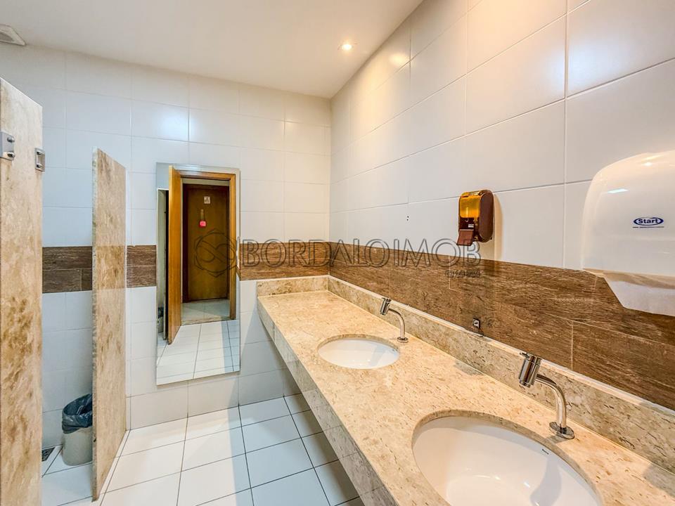 Rua 4 - Este apartamento duplex de cobertura é uma oportunidade excepcional para quem busca um lar espaçoso. - Foto 45